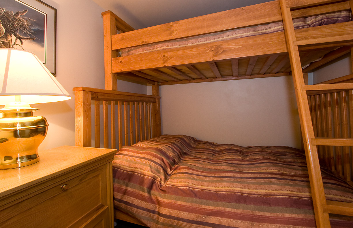 Whistler Woodrun Lodge 214 Bedroom